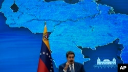 El presidente venezolano Nicolás Maduro da una conferencia de prensa desde el palacio presidencial de Miraflores en Caracas, Venezuela, el lunes 16 de agosto de 2021. 