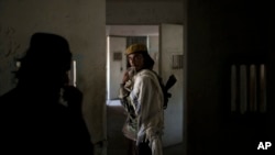 د طالبانو وسله وال د څرخي پله په زندان کې دننه لیدل کیږي. 