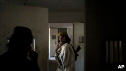 طالبانو د جنورۍ میاشت کې ریان کوربیت او ویلیم مک کینټي د امریکا د متحده ایالاتو د کالیفورنیا د ایالت له یو زندان څخه د خان محمد په نوم د یو افغان بندي د خوشې کیدو په بدل کې ازاد کړل. 