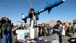 胡塞武裝的支持者在也門首都薩那集會，對抗美國打擊也門境內的胡塞武裝目標，並反對以色列在加薩的戰爭。(2024年2月23日)