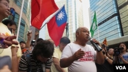 Tsang Kin-shing addresses the crowd after having set alight the Japanese flag during a protest rally in Hong Kong, September 16, 2012. (VOA - I. Broadhead)
