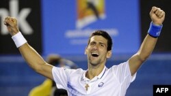 Novak Đoković proslavlja pobedu nad Endijem Marijem u polufinalu Australijen Opena