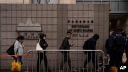Masyarakat berbaris untuk memasuki Pengadilan West Kowloon Magistrates, tempat persidangan aktivis Jimmy Lai berlangsung, di Hong Kong, Selasa, 19 Desember 2023. (AP/Louise Delmotte)