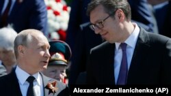 президент Росії Путін з президентом Сербії Вуйчичем розмовляють після параду