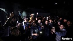 ជនជាតិប៉ាឡេស្ទីន​និង​អ្នកកាសែត​រីករាយ​នឹង​ព័ត៌មានពីបទឈប់បាញ់​រវាង​អ៊ីស្រាអែល​និង​ក្រុមហាម៉ាស។