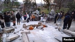 日本共同社发布的这张照片显示，2024年1月1日，日本石川县金泽小野吉神社的鸟居门因地震而倒塌。(Kyodo via REUTERS)