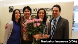 Nadejda Atayeva (chapdan ikkinchi) o'tgan yili Parijda "Chegara bilmas muxbirlar" tashkiloti bergan mukofotni uning egasi Muhammad Bekjonning Amerikada yashaydigan oilasiga topshirdi. O'zbekistonda 1999-yildan beri qamoqda o'tirgan jurnalistning qizlari Oygul va Inoyat sovrinni olar ekan, otasi yaqin kelajakda ozodlikka chiqishiga umid bildirdi. Vashingtonda Ochiq Jamiyat Institutida o'tgan tadbirda Human Rights Watch huquq tashkiloti vakili Stiv Sverdlov (Steve Swerdlow) Muhammad Bekjon taqdiri haqida so'zlab berdi. 