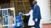 Seorang siswa diperiksa suhu tubuhnya, di pintu masuk sekolah swasta di Harare, Zimbabwe, 14 September 2020. (Foto: AP)