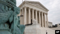 រូបឯកសារ៖ ប៉ូលិស​ម្នាក់​ ដើរ​​​នៅ​ខាងមុខ​អាគារ​តុលាការ​​កំពូល​សហរដ្ឋ​អាមេរិក ដែល​មានទីតាំង​នៅក្នុង​រដ្ឋធានី​វ៉ាស៊ិនតោន។