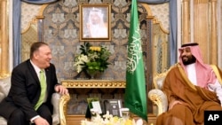 Le secrétaire d'État américain Mike Pompeo, à gauche, lors de sa rencontre avec le prince héritier saoudien Mohammed bin Salman à Djedda (Arabie Saoudite) le mercredi 18 septembre 2019. (Mandel Ngan / Photo de la piscine via AP)