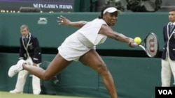 Venus Williams beraksi ketika melawan petenis Jepang Kimiko Date-Krumm di Kejuaraan Wimbledon, Rabu (22/6).