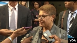 California Congresswoman Karen Bassafter meeting with refugees, July 1, 2019. (Moki Kindzeka)