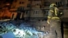 Seorang petugas pemadam kebakaran memeriksa kerusakan di sebuah gedung apartemen setelah serangan drone Rusia di Dnipro, Ukraina, Jumat, 23 Februari 2024. (Photo: via AP)