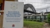 Papan peringatan Covid-19 dekat Sydney Harbour menjelang perayaan malam Tahun Baru di Sydney, Australia, Kamis, 31 Desember 2020. 