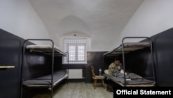 ফাইল- ভি_জেলেন্সকির টেলিগ্রাম আকাউন্ট থেকে পাওয়া এই ছবিতে দেখা যাচ্ছে একটি অজানা স্থানে ইউক্রেনের সেনাবাহিনীর হাতে আটক সন্দেহভাজন উত্তর কোরিয়ার সৈন্য। 