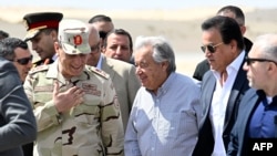 রাফাহ সীমান্তের কাছে অবস্থিত মিশরের আল-আরিশ বিমানবন্দরে অবতরণের পর জাতিসংঘের মহাসচিব অ্যান্তোনিও গুতেরেস (মাঝখানে)। তার পেছনে মিশরের সেকেন্ড আর্মি ইন সাইনাই ‘এর চিফ মোহাম্মাদ আবদেল রহমান (বাঁয়ে) ও মিশরের স্বাস্থ্যমন্ত্রী খালেদ আবদেল গাফফার (ডানে)। ছবি: ২৩ মার্চ, ২০২৪।