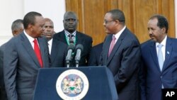 Kenya's President Uhuru Kenyatta (L), Ethiopian Prime Minister, Hailemariam Desalegn (MR), and Somalian President, Hassan Sheikh Mohamud (R), after the (IGAD) meeting on the situation on South Sudan, Dec. 27, 2013.