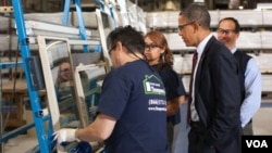 Presiden Obama mengunjungi sebuah pabrik pembuatan jendela, Thompson Creek Manufacturing, di Maryland (11/1).