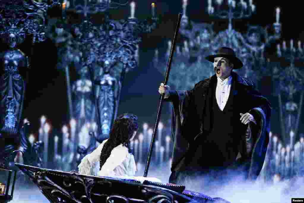 Actors Peter Joback and Samantha Hill perform a scene from the musical "The Phantom of the Opera" during the Tony Awards in New York, June 9, 2013.