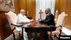 El Papa Francisco se reúne con el gobernante cubano Miguel Díaz-Canel en el Vaticano, el 20 de junio de 2023.