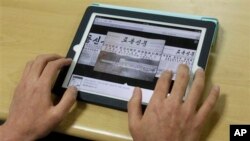 Aktivis dunia maya Korea Selatan Park In-beon mengoperasikan komputer sebagai ilustrasi. (Foto: AP)