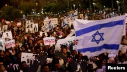 Para migran Afrika dan aktivis melakukan aksi protes menentang rencana deportasi oleh pemerintah Israel di Tel Aviv 24 Maret lalu (foto: dok). 