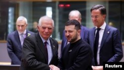 El responsable de política exterior de la UE, Josep Borrell, saluda al presidente ucraniano Volodymyr Zelenskyy en una reunión de líderes europeos en Bruselas, Bélgica, el 9 de febrero de 2023.