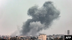 Una columna de humo se eleva durante el bombardeo israelí en Khan Yunis, visto desde Rafah en el sur de la Franja de Gaza el 29 de marzo de 2024, en medio de batallas en curso entre Israel y el grupo militante palestino Hamás.