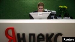 Seorang pekerja tampak bekerja di kantor pusat Yandex di Moskow, 2 Desember 2014 (foto: Reuters/Maxim Zmeyev)