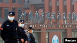 Des agents de sécurité surveillent l'extérieur de l'Institut de virologie de Wuhan pendant la visite de l'équipe de l'Organisation mondiale de la santé (OMS) chargée d'enquêter sur les origines de la maladie à coronavirus (COVID-19), à Wuhan, dans la province de Hubei (Chine).