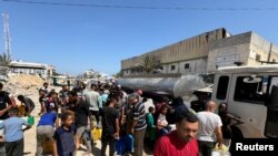 El calor del verano intensifica el sufrimiento de los palestinos desplazados en Gaza, con temperaturas superiores a 30 grados Celsius y una grave escasez de agua y electricidad, mientras luchan contra el aumento de enfermedades y condiciones de vida insalubres.