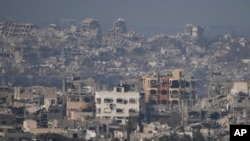 Bangunan-bangunan yang hancur akibat pemboman Israel seperti terlihat di dalam Jalur Gaza dari Israel selatan, Kamis, 16 Januari 2025. (Ariel Schalit/AP)