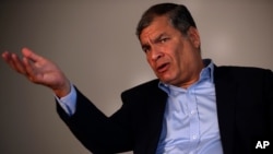 La negativa de la justicia ecuatoriana a conceder la pensión vitalicia al expresidente Rafael Correa está ligada a los pedidos para que éste se presente ante los tribunales y a una orden de captura que ha emitido Interpol.
