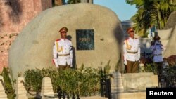 ទាហាន​ឈរ​យាម​នៅ​ក្បែរ​ផ្នូរ​ដែល​ធាតុ​របស់​លោក​អតីត​ប្រធានាធិបតី Fidel Castro របស់​គុយបា​ត្រូវ​បាន​បញ្ចុះ​ដោយ​លោក​ប្រធានាធិបតី Raul Castro នៅ​កន្លែង​បញ្ចុះ​សព Santa នៅ​ក្នុង​ក្រុង Santiago de Cuba កាលពី​ថ្ងៃទី៤ ខែធ្នូ​ ឆ្នាំ២០១៦។