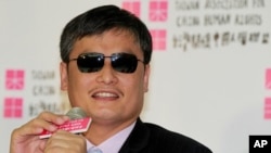 Aktivis tunanetra China, Chen Guangcheng mendengarkan pertanyaan dari wartawan dalam konferensi pers di kantor Asosiasi Taiwan untuk HAM di China, Taipei, Taiwan (24/6).
