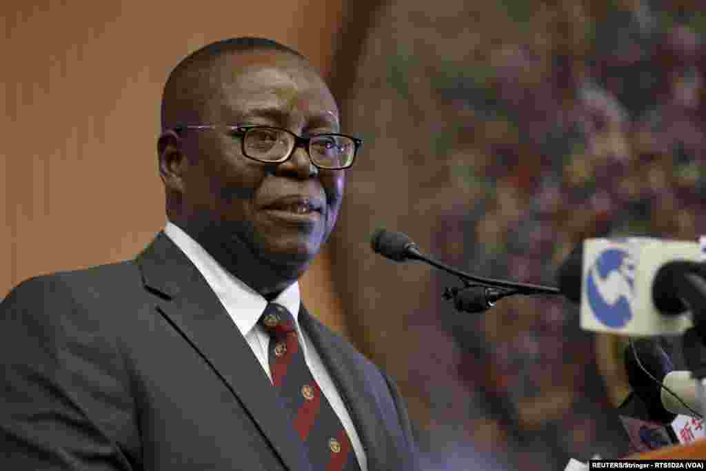 Abdullahi Na Sidi Na Cibiyar Dakile Cututtuka Ya Halarci Taron Gaggawa Na Ma'aikatar Lafiya Akan Yadda Za'a Shawo Kan Cutar Zazzabin Lassa A Abuja Najeriya, Janairu 19, 2016. &nbsp;