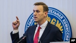 Pemimpin oposisi Rusia Alexei Navalny, memberikan keterangan di Komisi Pemilu Pusat Rusia, Moskow, 25 Desember 2017.