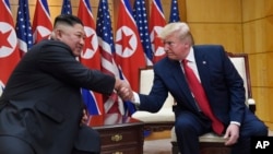 El presidente Donald Trump se reúne con el líder norcoreano, Kim Jong Un, en la aldea fronteriza de Panmunjom, en la Zona Desmilitarizada, Corea del Sur, el domingo 30 de junio de 2019. (Foto AP / Susan Walsh)