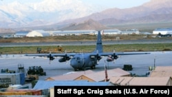资料照片：美国和北约仍在阿富汗展开军事行动期间的巴格拉姆机场。(2007年5月20日)