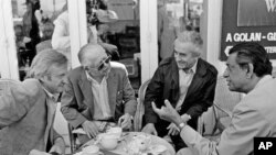 সত্যজিৎ রায় (সর্বডানে) ১৯৮২ সালে কান ফিল্ম ফেস্টিভালে অন্যান্য পরিচালকের সাথে আলাপ করছেন।