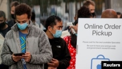 纽约布鲁克林苹果专卖店内已下单购买苹果手机5G iPhone 12的顾客在排队等候领取新手机。（2020年10月23日）