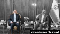 احمد صادقی (چپ) در کنار حسین امیرعبداللهیان، وزیر سابق امور خارجه جمهوری اسلامی که روابط نزدیکی با سپاه پاسداران داشت.