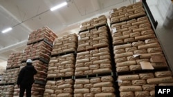 ဂျပန်နိုင်ငံ Kanagawa စီရင်စုထဲက သိုလှောင်ရုံတခုမှာတွေ့ရတဲ့ အစိုးရဆန်အိတ်များ (မတ် ၁၀၊ ၂၀၂၅)