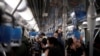 Orang-orang yang memakai masker naik kereta bawah tanah di tengah wabah COVID-19, di Shanghai, Cina, 14 Januari 2021. (Foto: REUTERS/Aly Song)