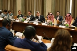 ریاض میں امریکی وزیر خارجہ انٹنی بلنکن اور سعودی وزیر خارجہ شہزادہ فیصل بن فرحان ایک کثیر فریقی میٹگ کے دوران فوٹو اے پی ، 8 جون 2023