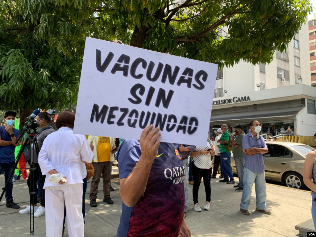 Una de las peticiones que se repetía es que las vacunas que entraran, sin importar de qué laboratorio fuese, estuviesen comprobadas y certificadas internacionalmente. Caracas, Venezuela. Caracas. Abril 17, 2021. Foto: Luisana Solano - VOA.