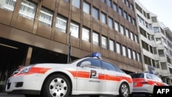 Xe cảnh sát đậu trước tòa nhà Swissnuclear ở thành phố miền bắc Olten, 31/3/2011