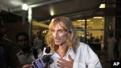 Pemandu wisata Italia, Paulo Bosusco, yang baru dibebaskan pemberontak Maoist, tiba di bandara New Delhi, India (12/4)