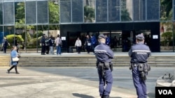 元朗7-21事件首宗”非白衣人”暴動案，2月27日在灣仔區域法院判刑，警方在法院大樓外加派警力佈防。(美國之音照片)