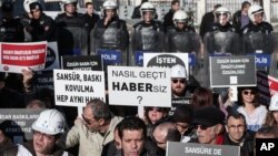 Turkish journalists demonstrate outside the governor's office to protest censorship and new regulations on media freedoms and Internet bans in Istanbul, Feb. 16, 2014.